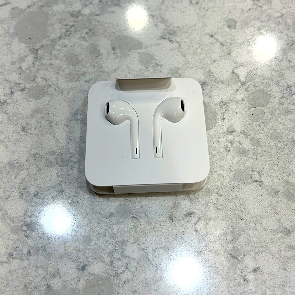 Apple EarPods. NWT